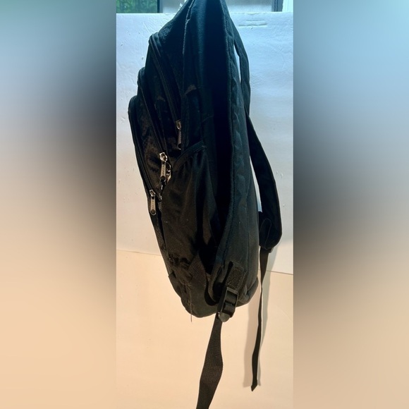 EASTSPORT BACKPACK IN LIKE NEW CONDITION DIMENSIONS 13X18X6 - Picture 3 of 4